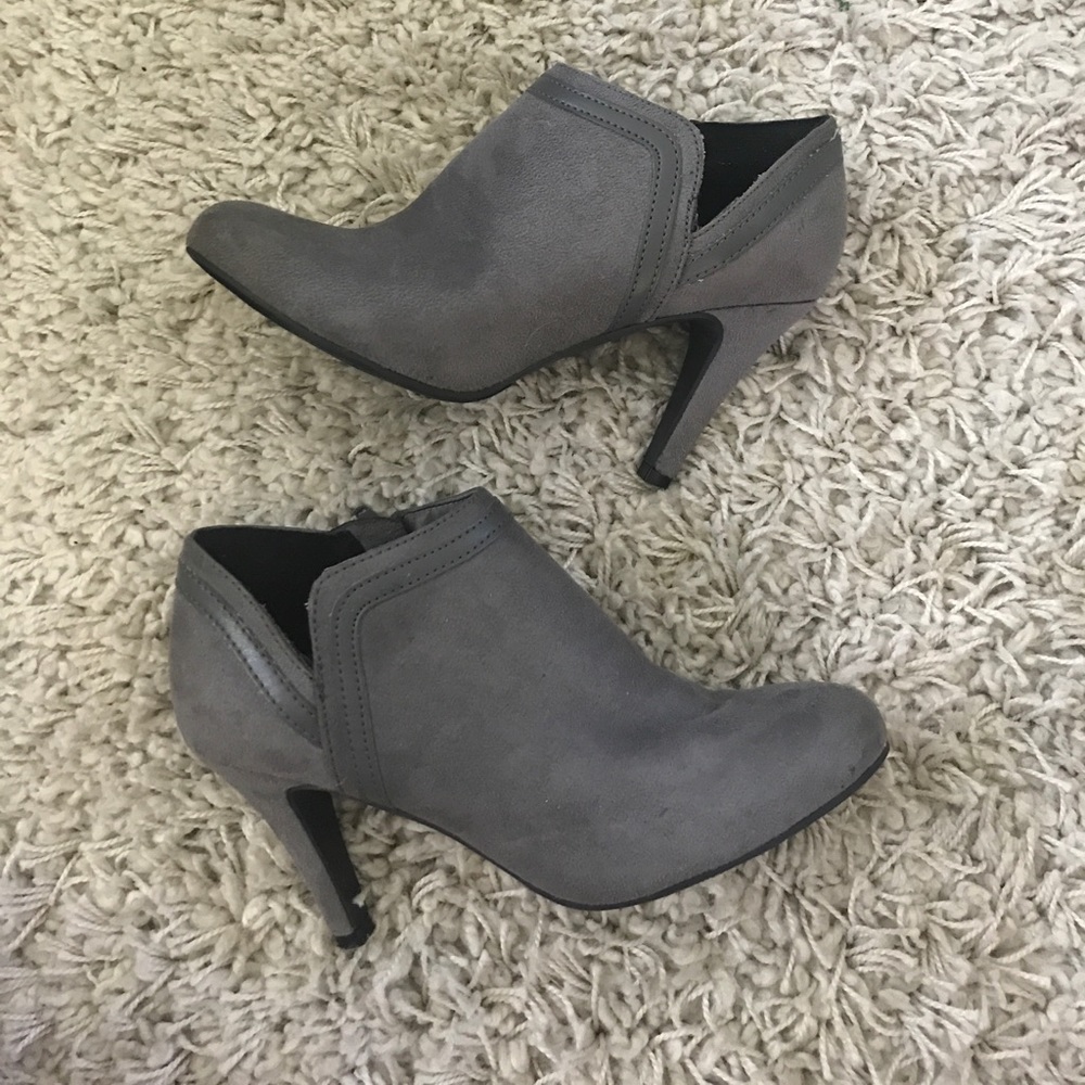 Dexflex, super comfy grey ankle bootie heels. - Picture 5 of 5