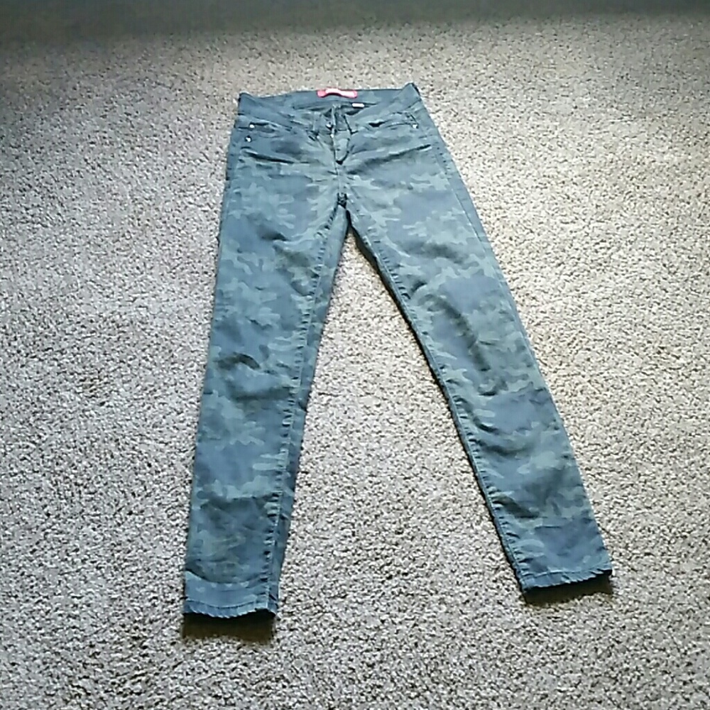 Super cute camo jeans only worn once!
