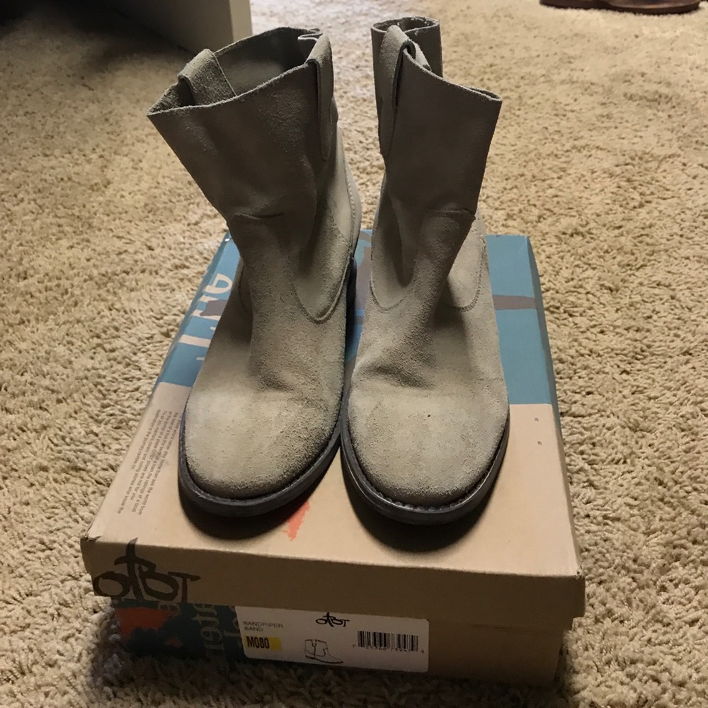 OTBT SUEDE BOOTIES.
