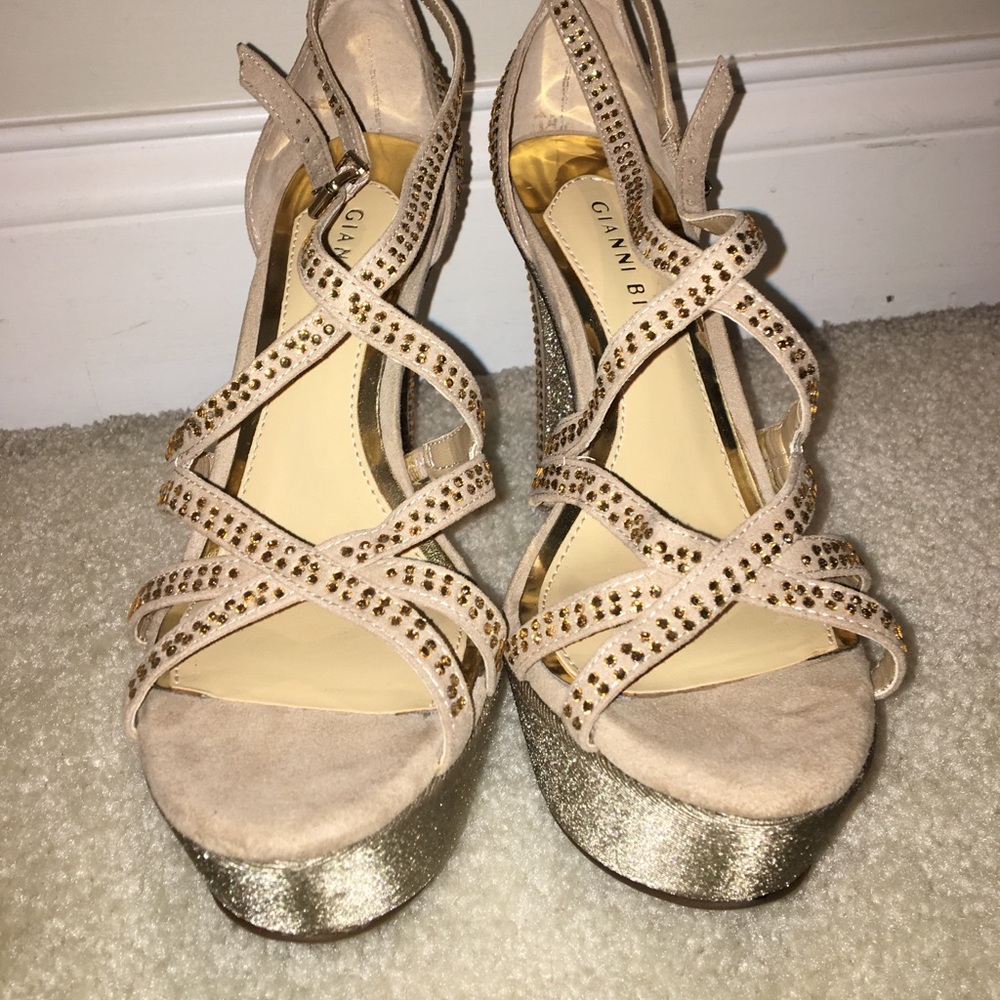 Beautiful Gold Gianni Bini Pumps
