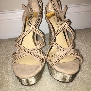 Beautiful Gold Gianni Bini Pumps