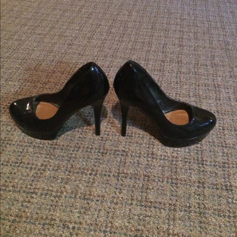 Black pumps