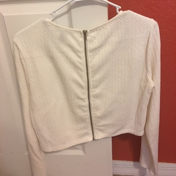 Long Sleeve Crop Top - Picture 2 of 4