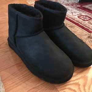 Short black ugg boots