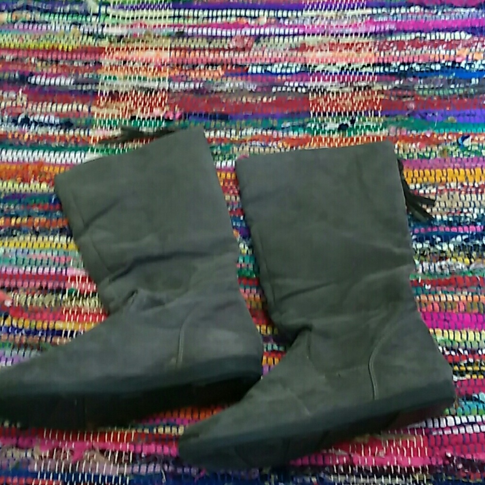Super cute grey boots