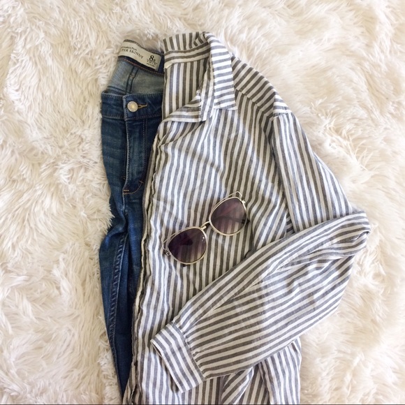 H&M Tops - H&M grey+white long sleeve button down shirt