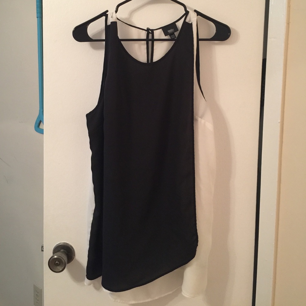 Sleeveless light fabric top
