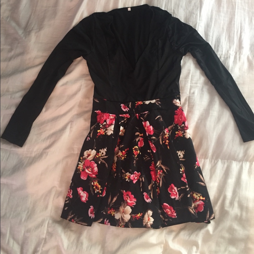 Short dress with mid sleeves