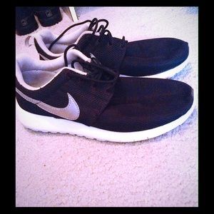 Nike Roshe Run tennis shoes