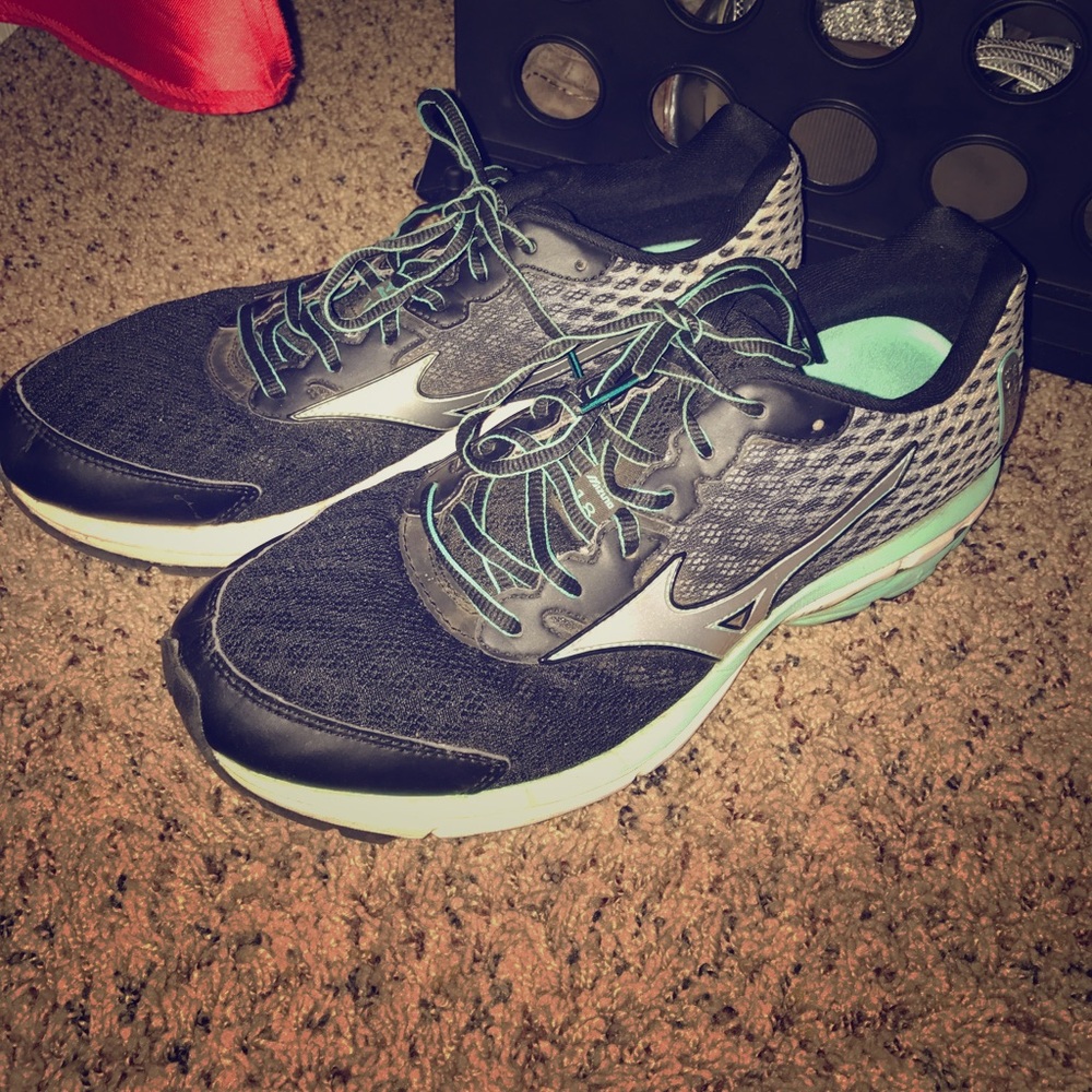 Mizuno Wave Runner 18 Tennis Shoes