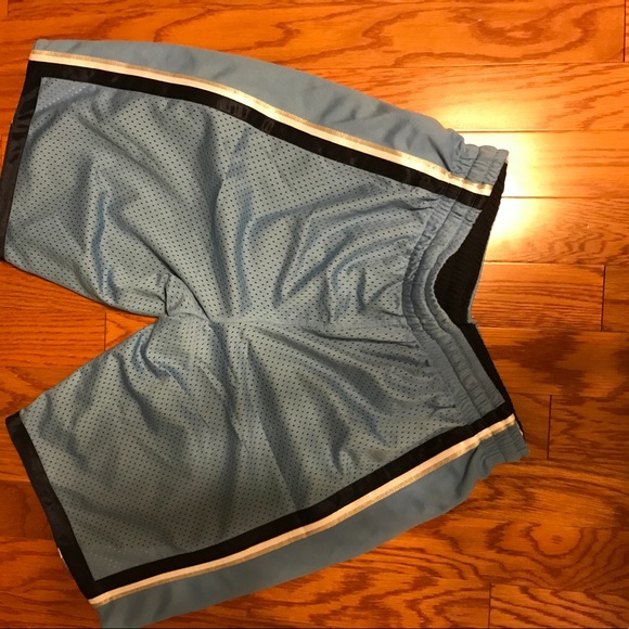 Reversible athletic shorts. - Picture 3 of 4