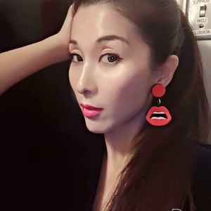 Yagbukey red lip earrings