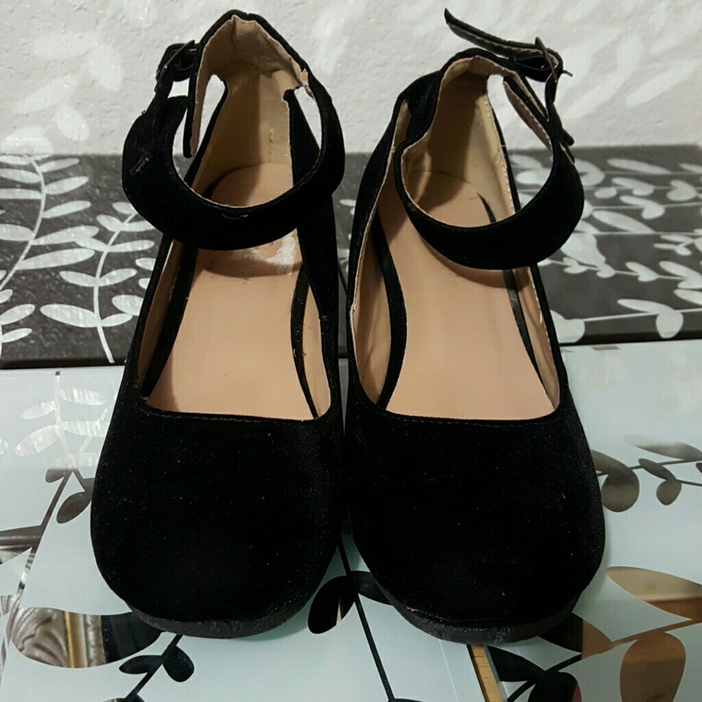 Black wedges