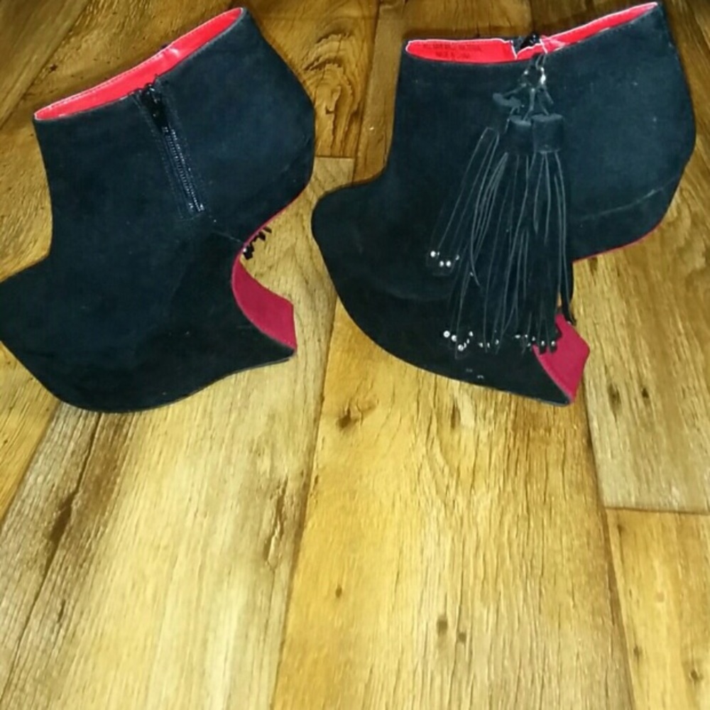 Black gravity booties