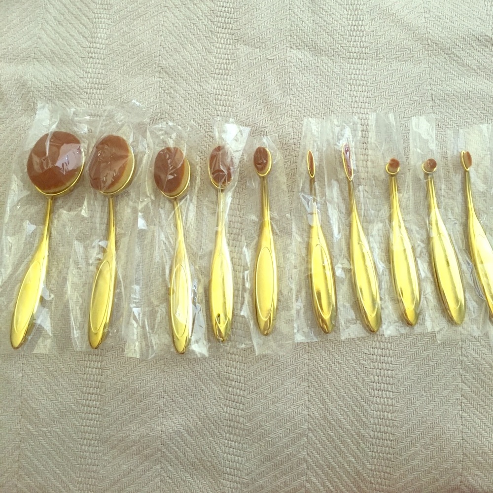 10 Makeup brushes
