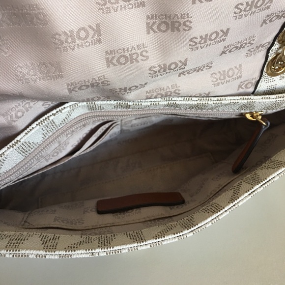 Michael kors purse - Picture 3 of 3