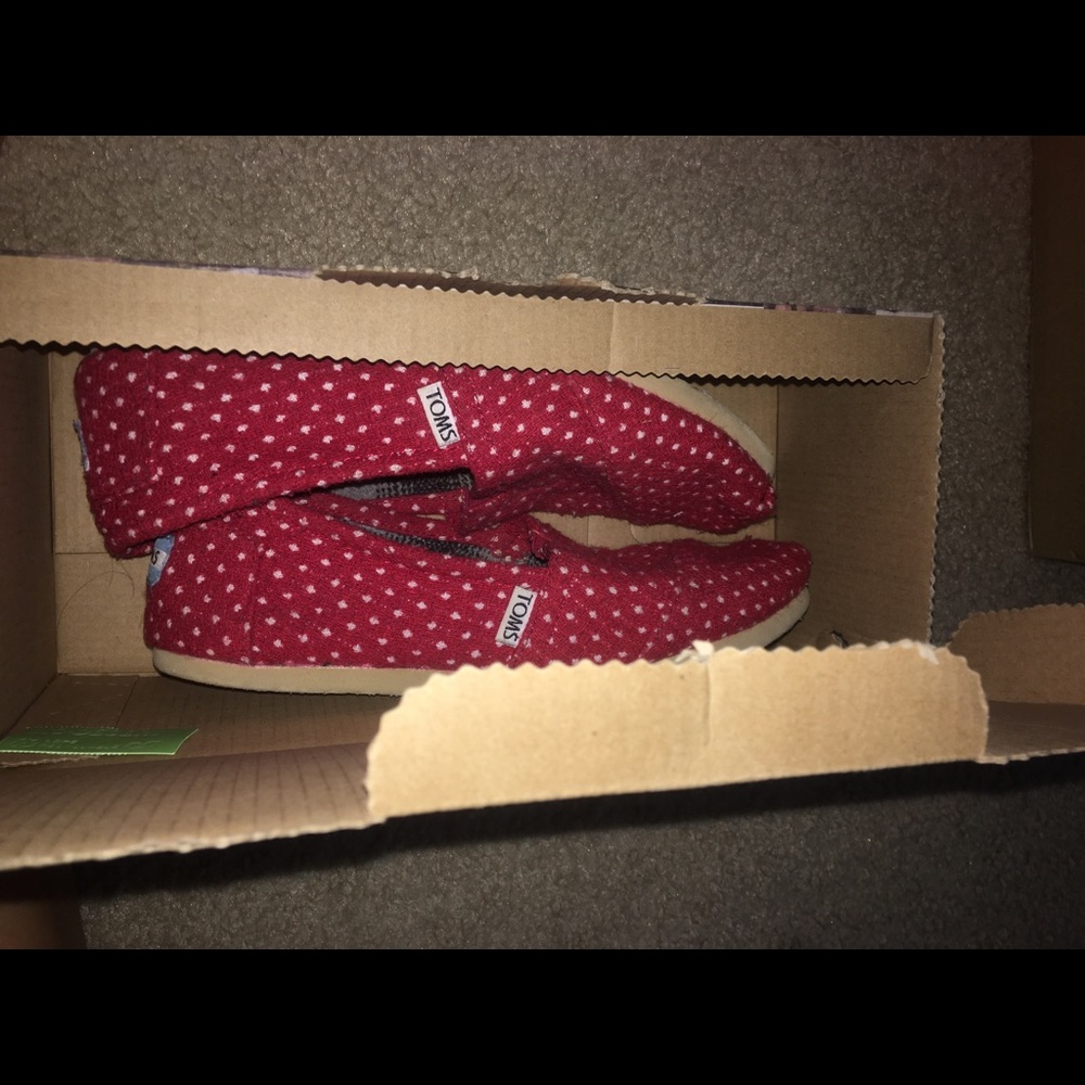 TOMS red toms with white polkadots ❤️