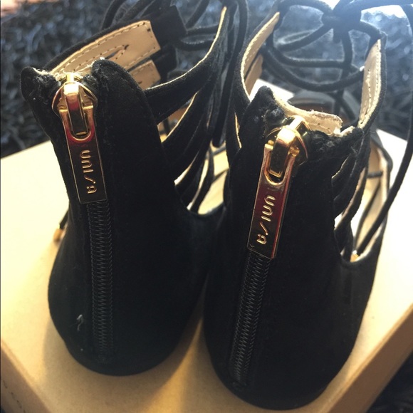 NEW Unisa Liannaa Black Flat Leather Size:7.5 - Picture 3 of 8