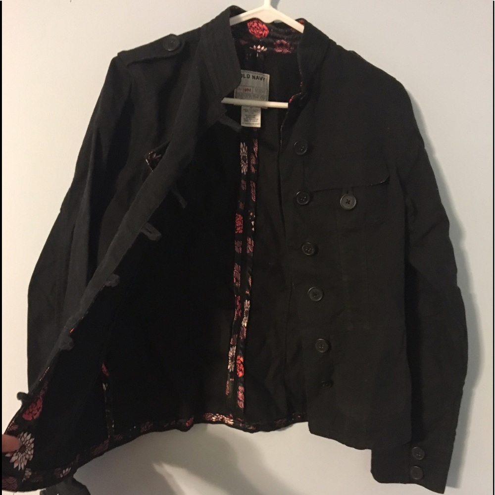 Very cute black jacket with large buttons !