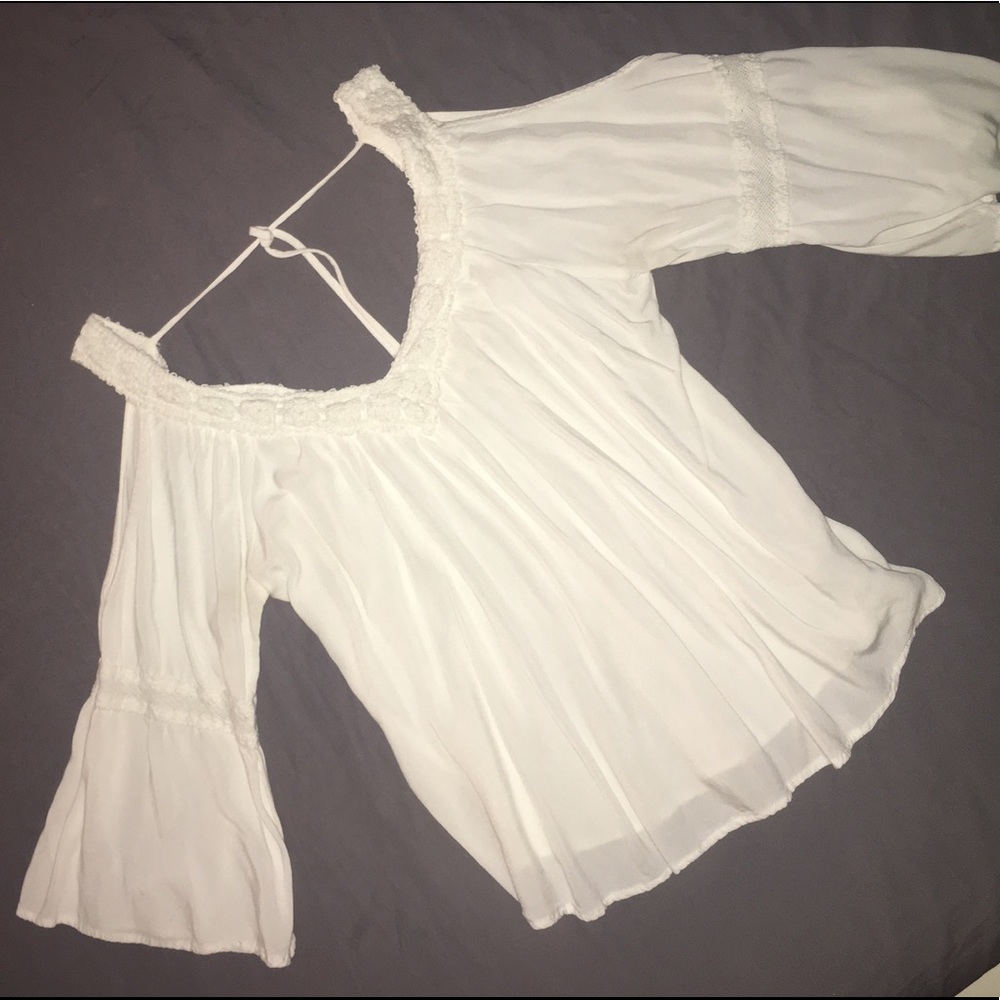 flowy cut out shoulder top!
