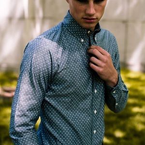 Mens H&M long sleeve button up dress shirt.