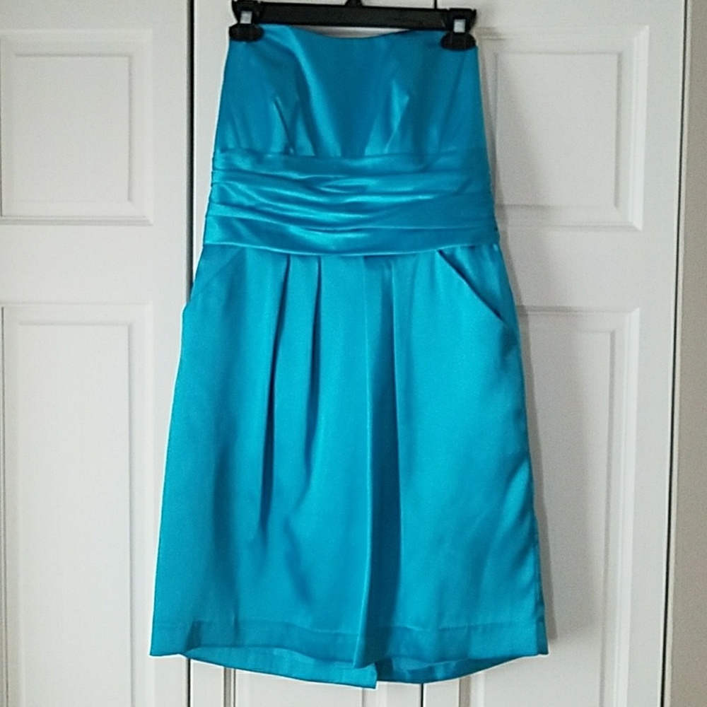 Blue strapless dress with pockets