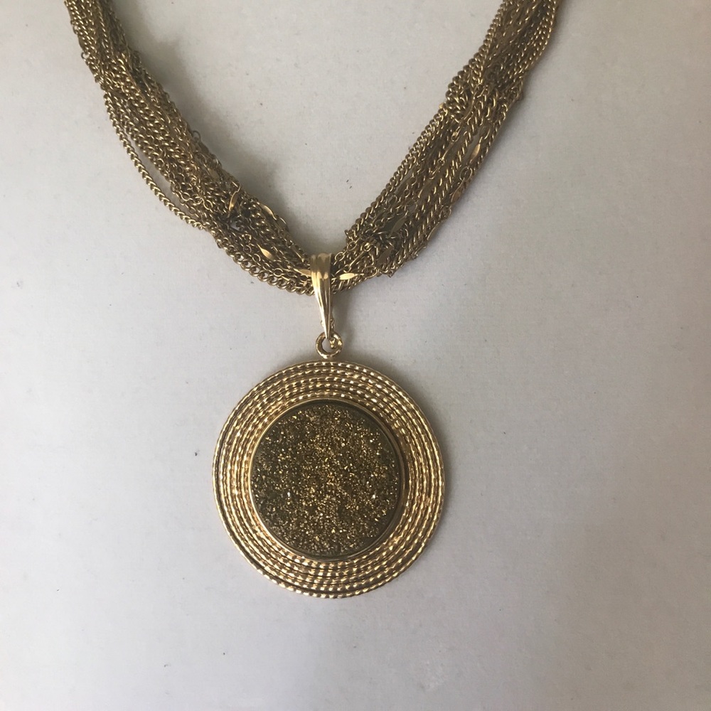 Mesh gold necklace with agate pendant