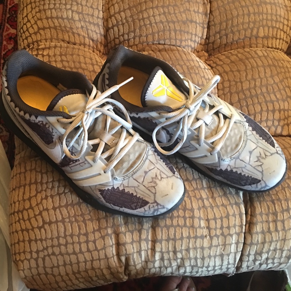 Nike Kobe Bryant Low Top Basketball Shoes size 8