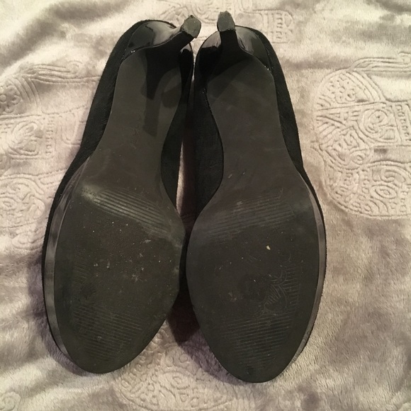 Tahari Black Sophia Platform Pumps - Picture 4 of 5