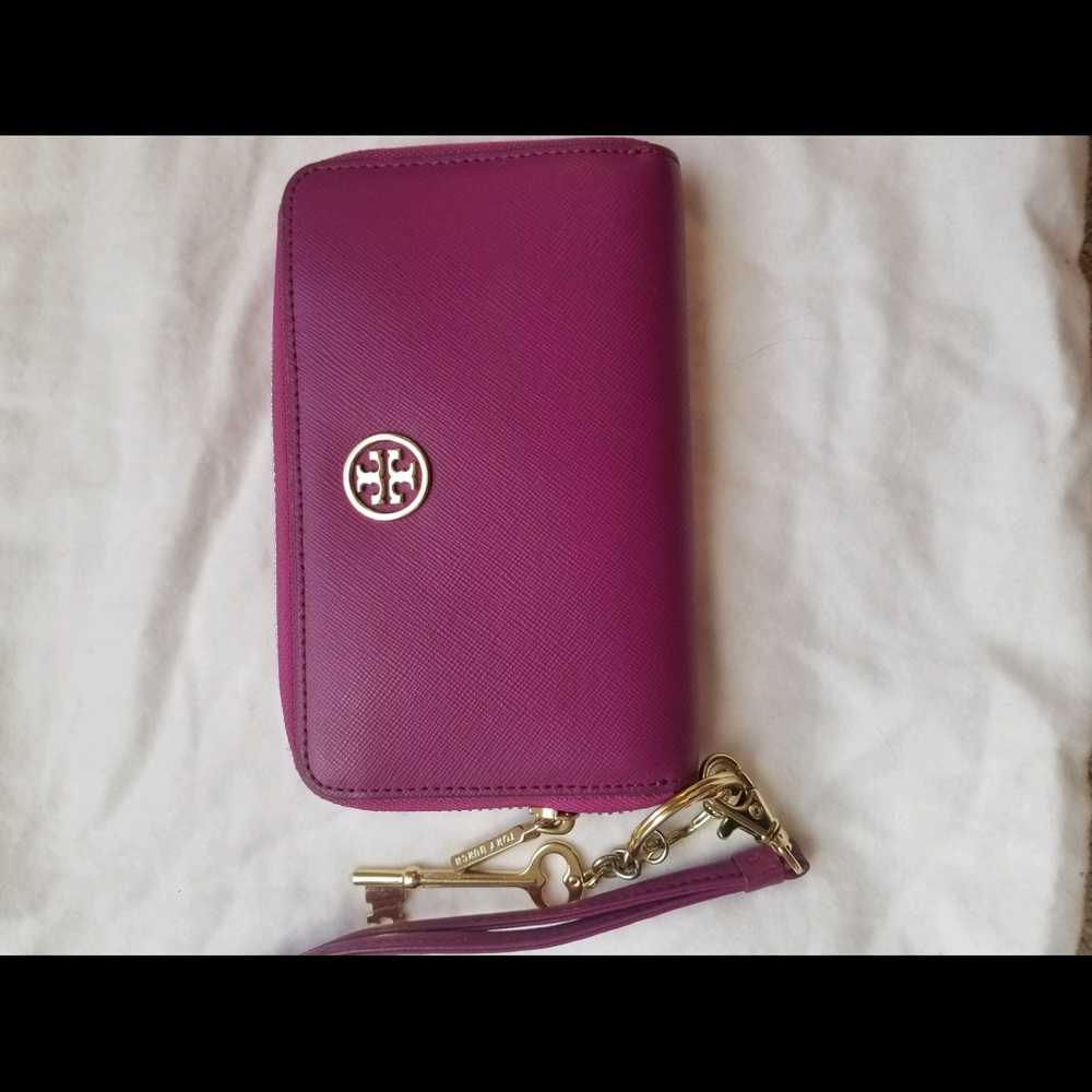 Tory Burch wristlet 😍