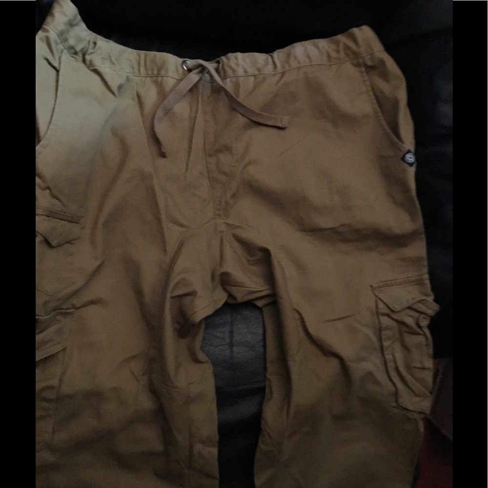 Jogger - A pair of black and khaki Extreme Flex
