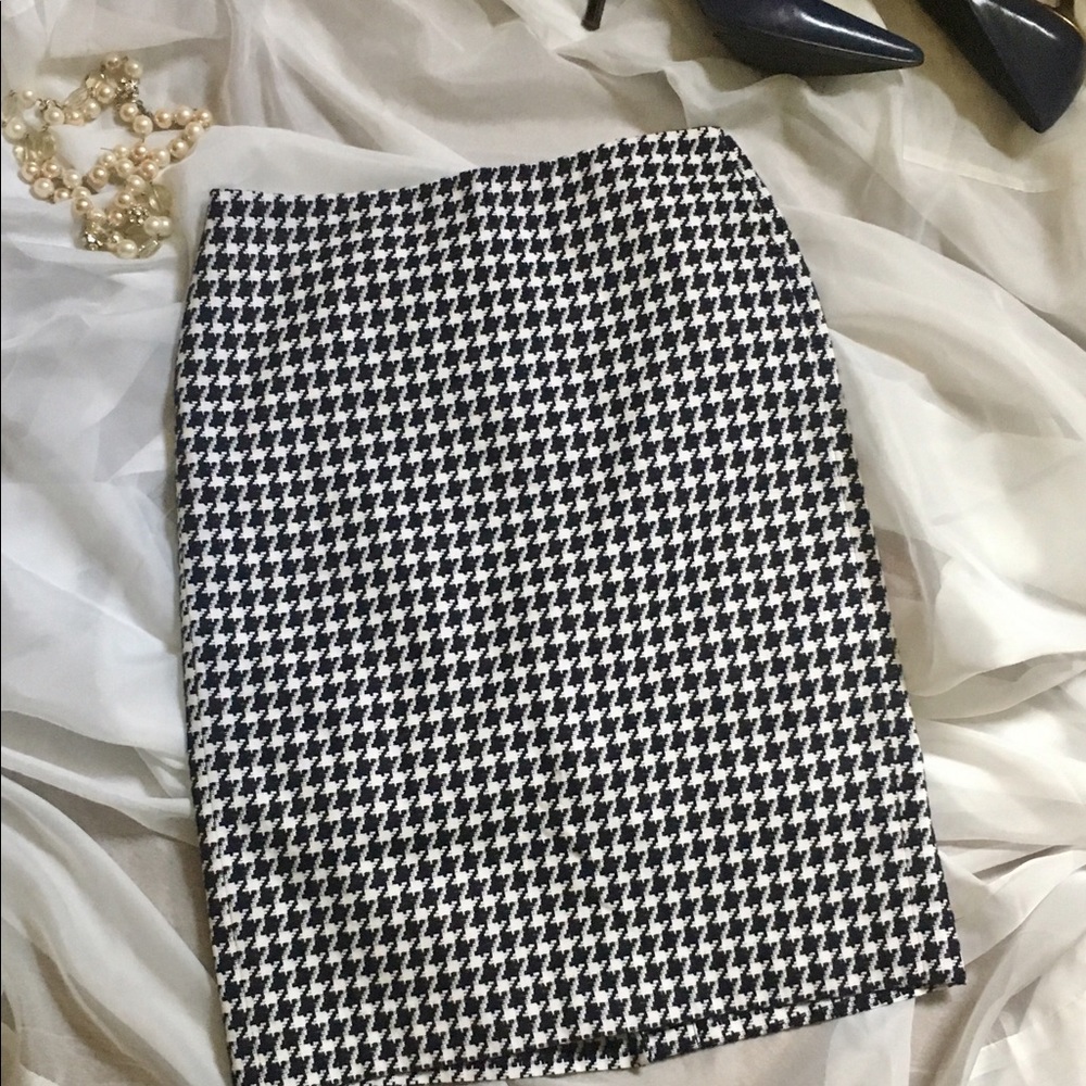 TALBOTS 🙉🙈🙊 Navy and White Houndstooth Skirt
