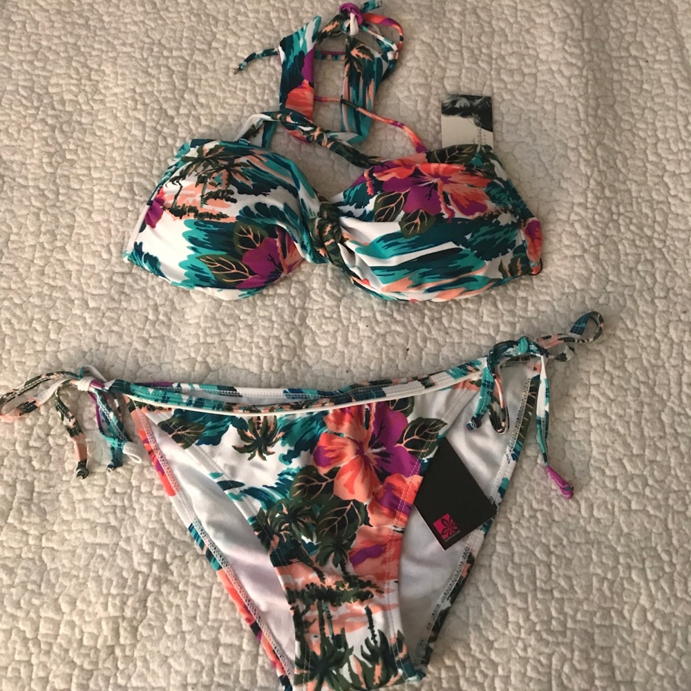 Tropical print bikini! 🌺