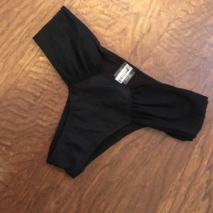 Your new favorite black swim bottoms❣️❣️