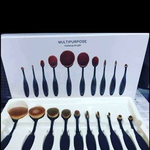 Oval makeup brushes