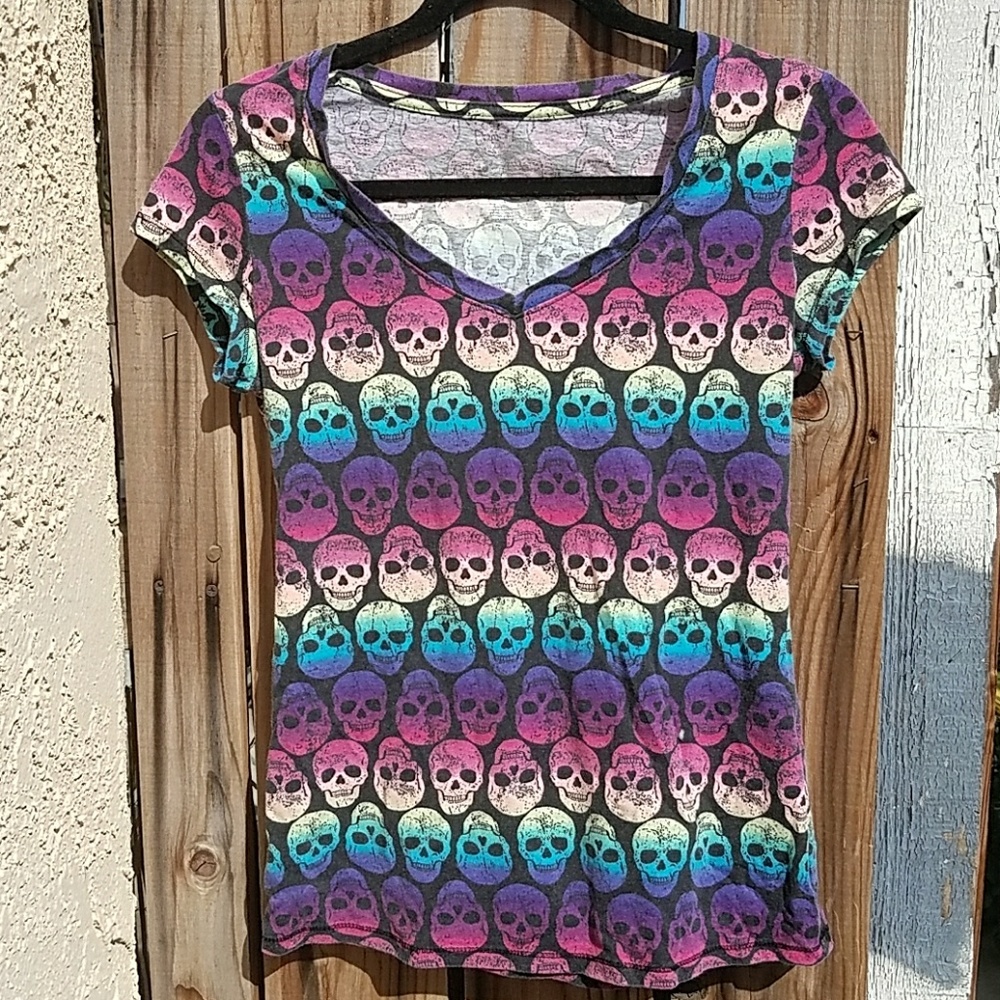 Pride colors skull v-neck tshirt medium