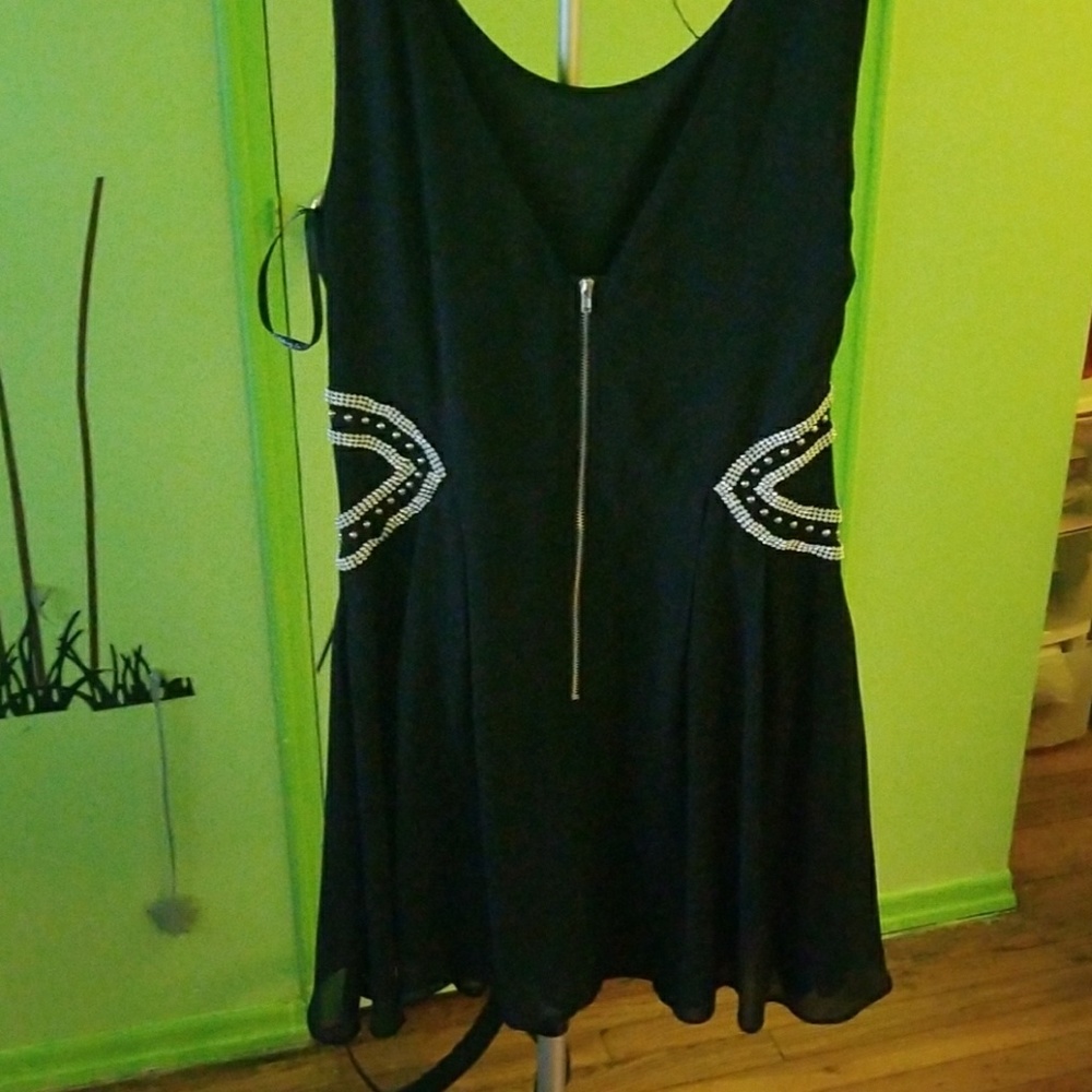 Dress - Picture 3 of 3
