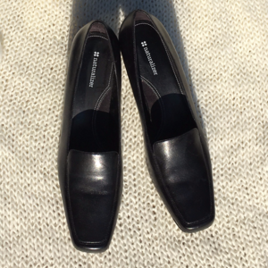 Comfortable black pumps