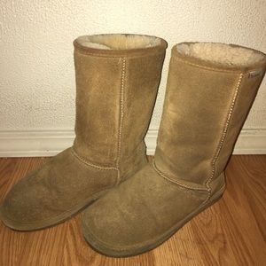 Bearpaw boots. In good condition.