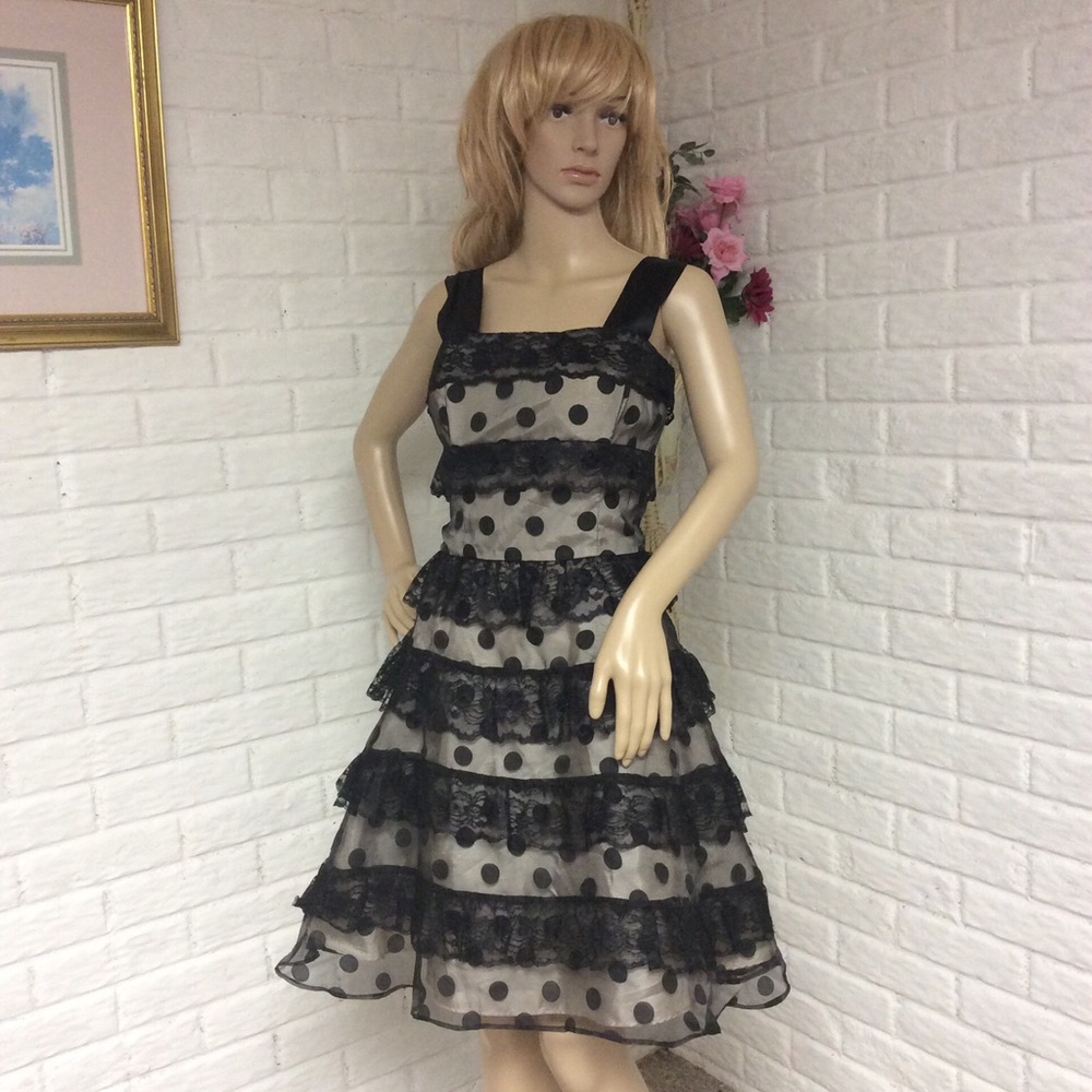 Masquerade Tiered Lace Sleeveless Dress (11/12)