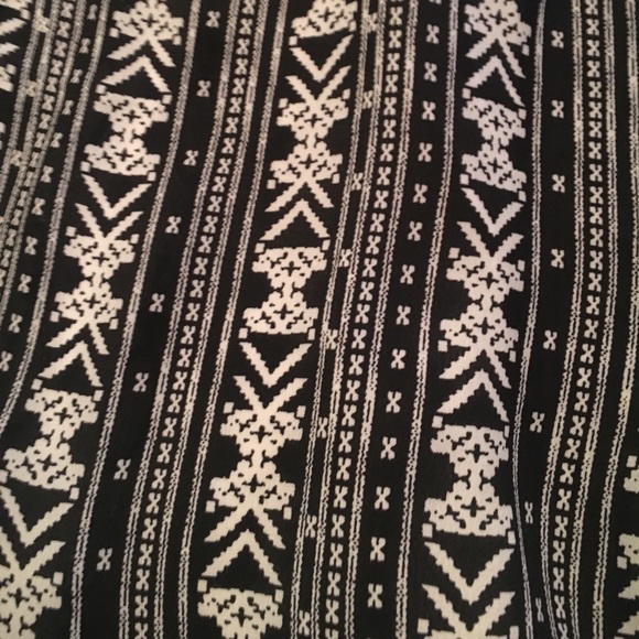 LuLaRoe Aztec Bianca - Picture 2 of 3