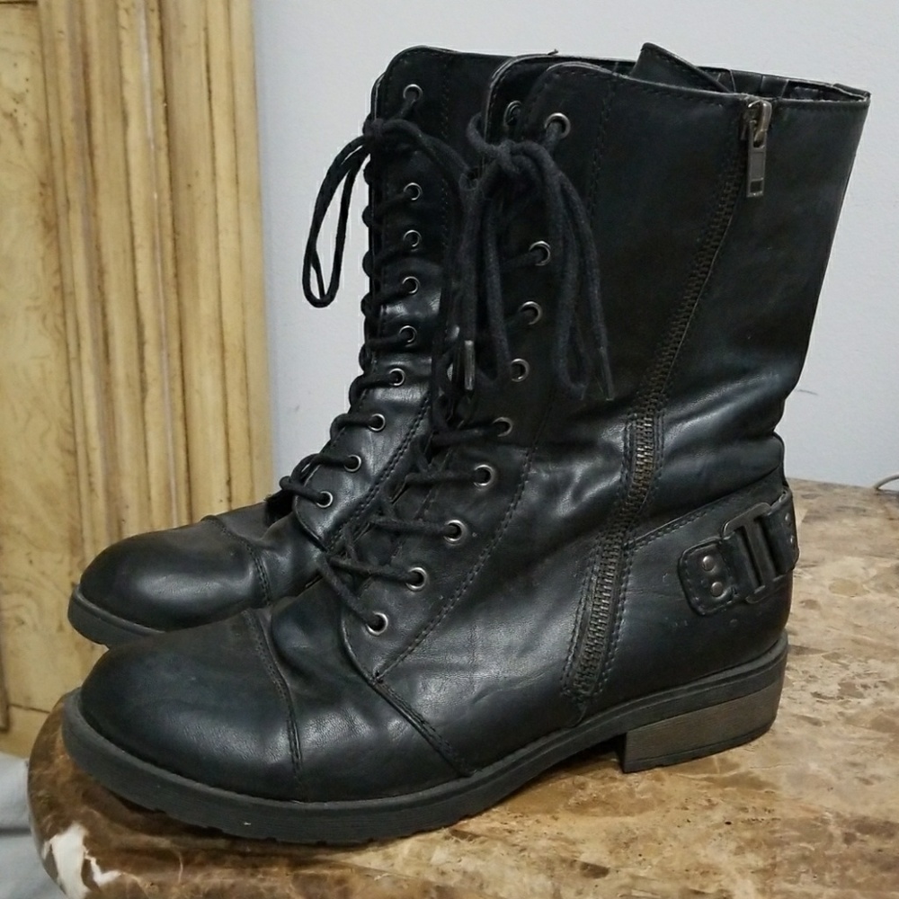 Black leather White Mountain lace-up boots