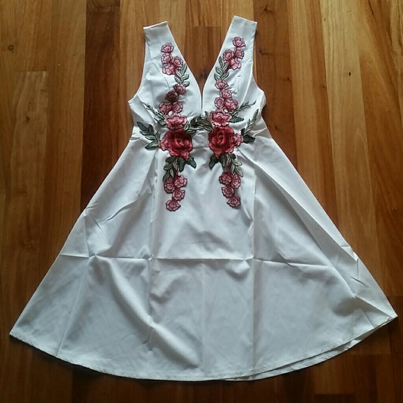 ⭐️SEXY⭐️EMBROIDERED MINI DRESS - Picture 2 of 8