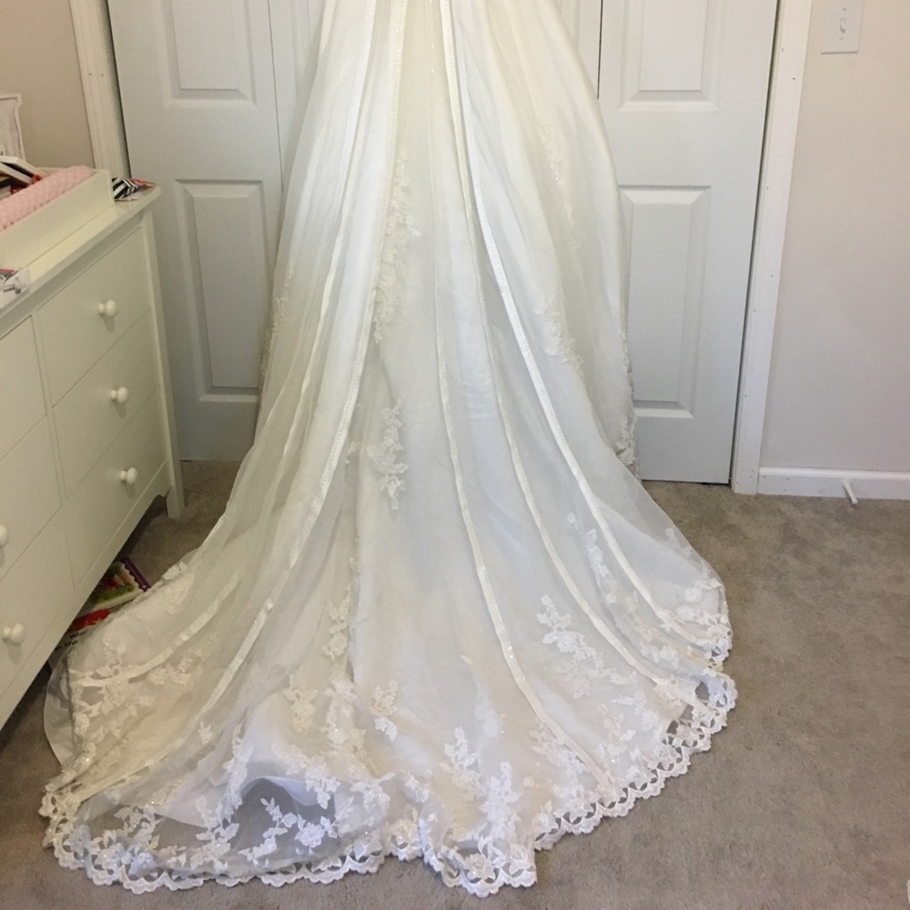 Wedding dress - Picture 4 of 8