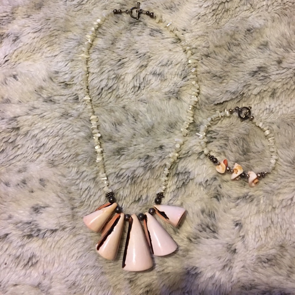 NWOT Shell Necklace & Bracelet Set.