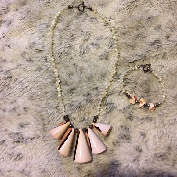 NWOT Shell Necklace & Bracelet Set. - Picture 1 of 8