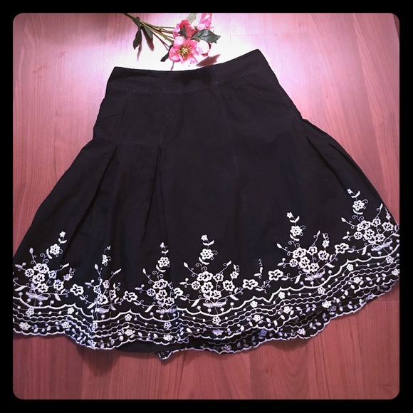 Geoffrey Beene Dresses & Skirts - Geoffrey Beene Sport Flair Embroidered Skirt