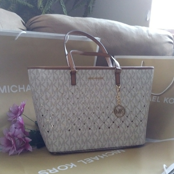 SOLD SOLD SOLD MK tote purse bag w/wristlet wallet - Picture 2 of 5