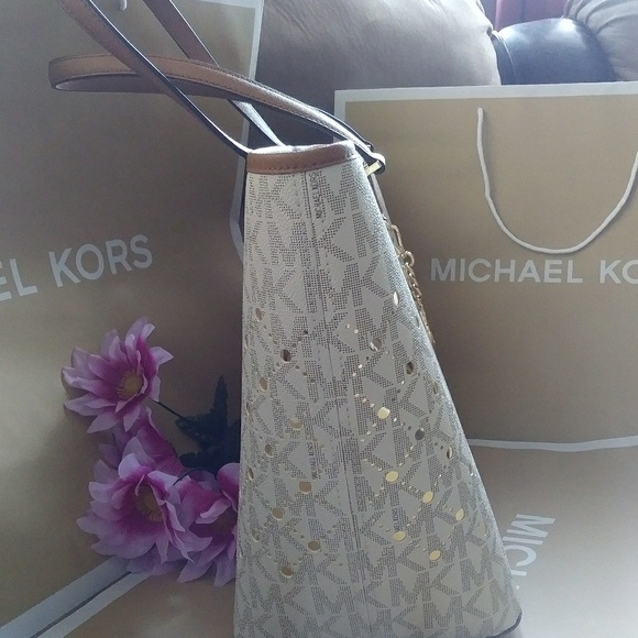 SOLD SOLD SOLD MK tote purse bag w/wristlet wallet - Picture 3 of 5