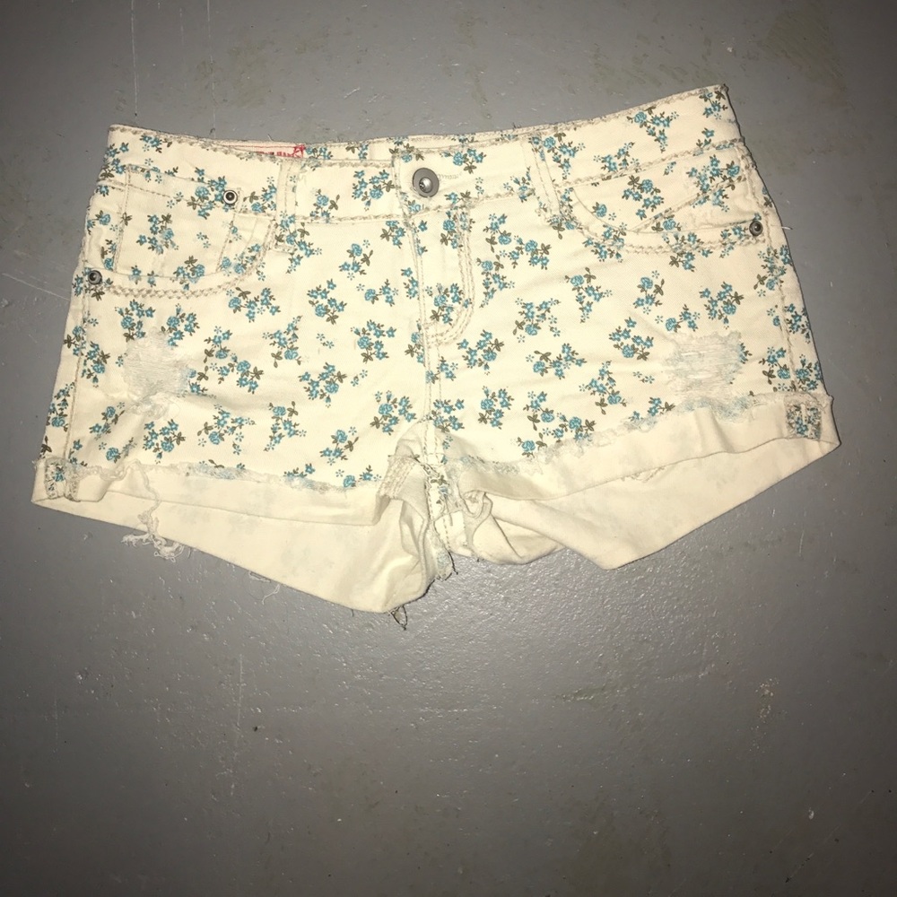 Delia*s shorts! Ivory with blue flowers
